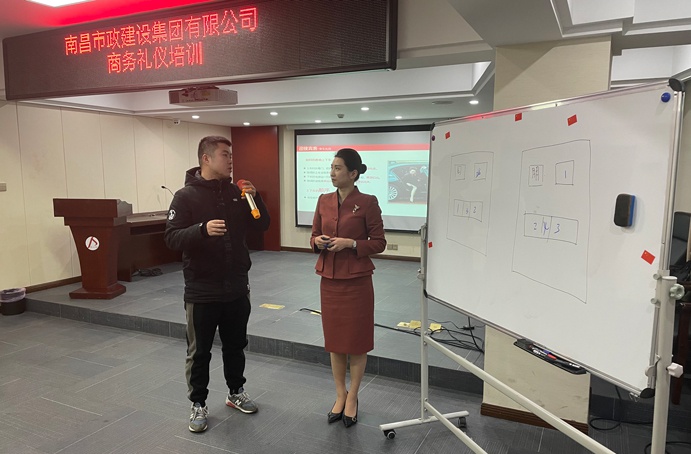 1640750504122128.jpg 南昌市政建設(shè)集團(tuán)開(kāi)展商務(wù)禮儀培訓(xùn)6911.jpg