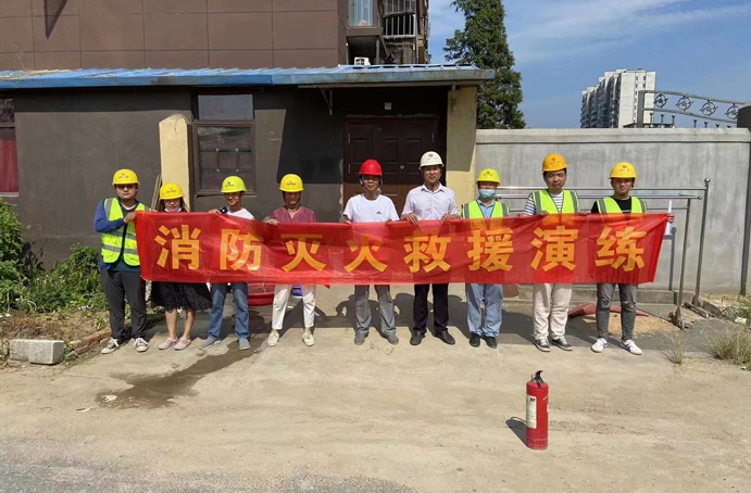 青山湖區(qū)安置房周邊道路項(xiàng)目部聯(lián)合建設(shè)單位及監(jiān)理單位開(kāi)展消防滅火應(yīng)急救援演練